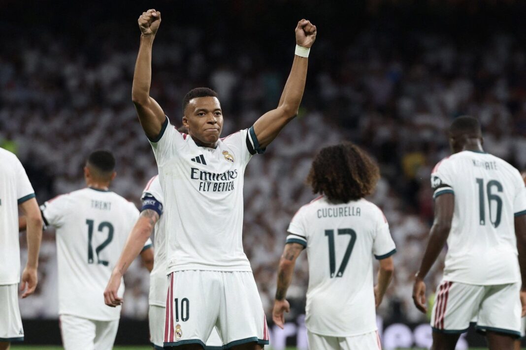 Jugadores de Real Madrid e Inter durante el partido en el Santiago Bernabéu