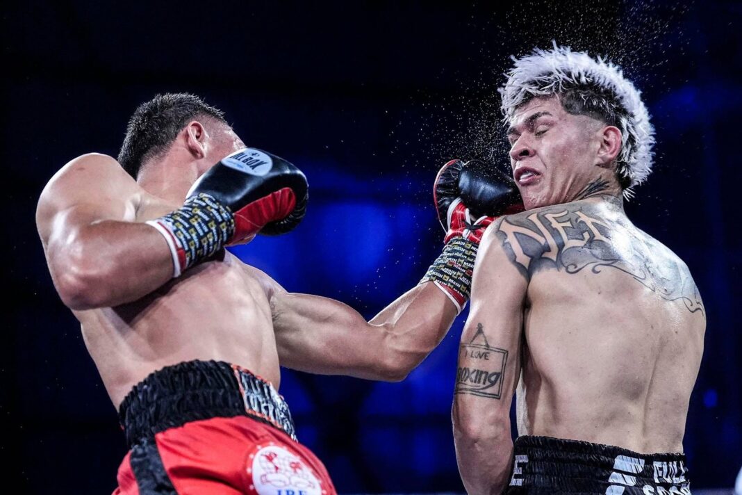 Boxeador Rodrigo Ruíz siendo atendido en la lona tras recibir un golpe en la mandíbula