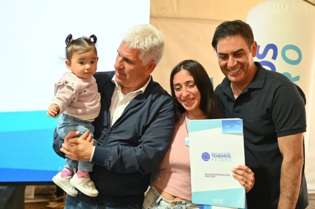 Rodríguez Saá cuestiona criterio de adjudicación de viviendas en San Luis