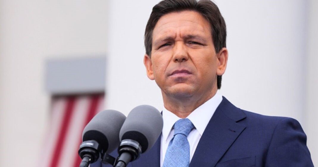 Ron DeSantis durante una conferencia en la Universidad Internacional de Florida