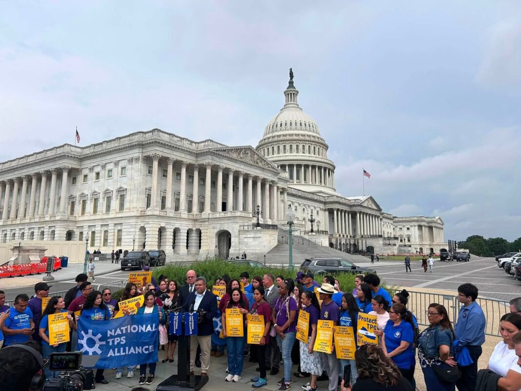 Personas de origen salvadoreño en una oficina de servicios migratorios en Estados Unidos