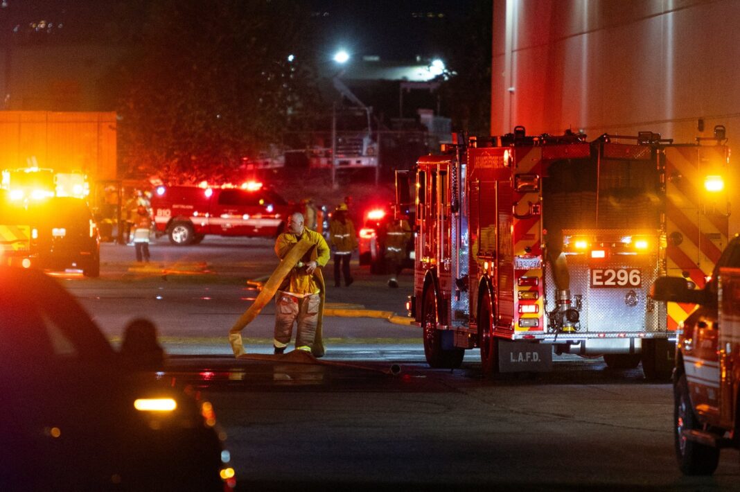 Restos de un helicóptero de prensa tras caer en una zona comercial de Los Ángeles
