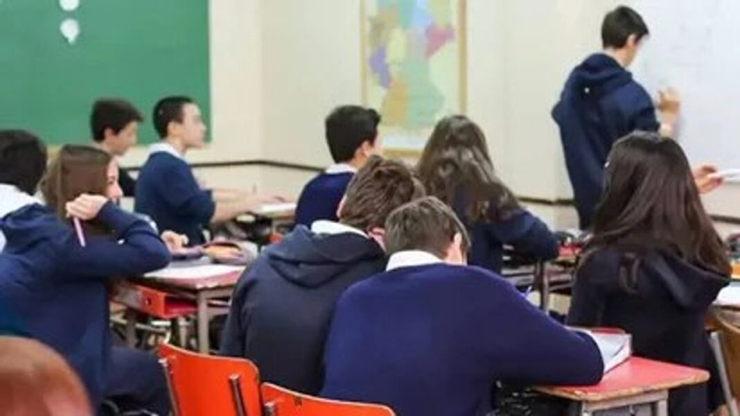 Aula escolar vacía con bancos y pizarra, representando la morosidad en colegios privados de Tucumán