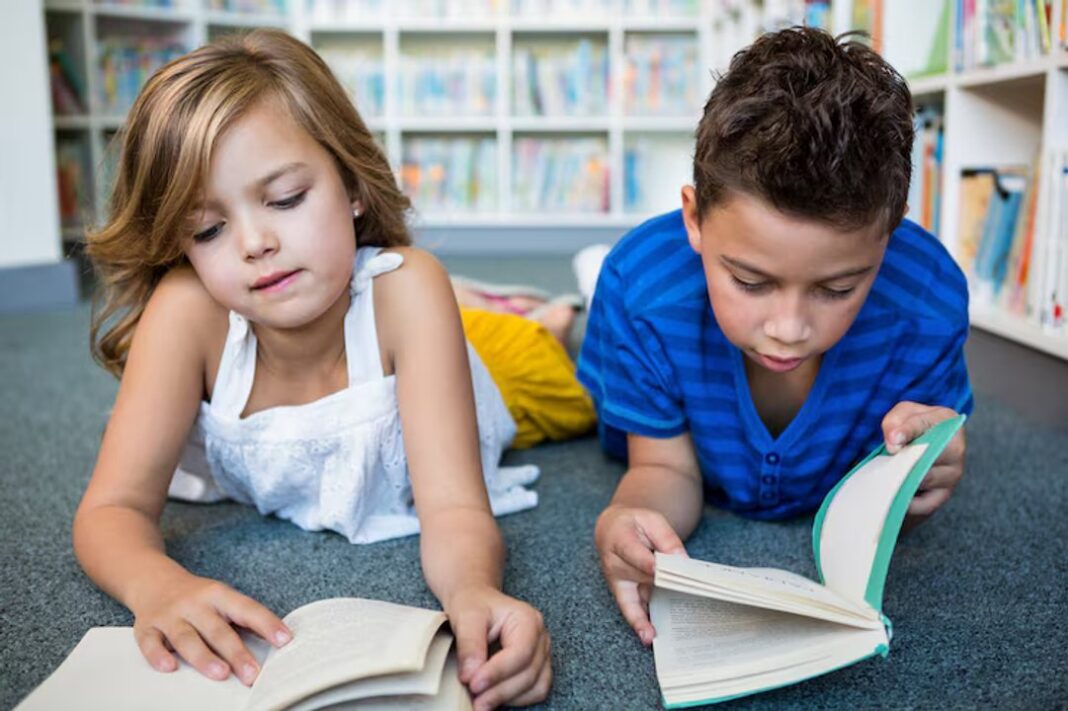 Estudiantes leyendo libros en un aula