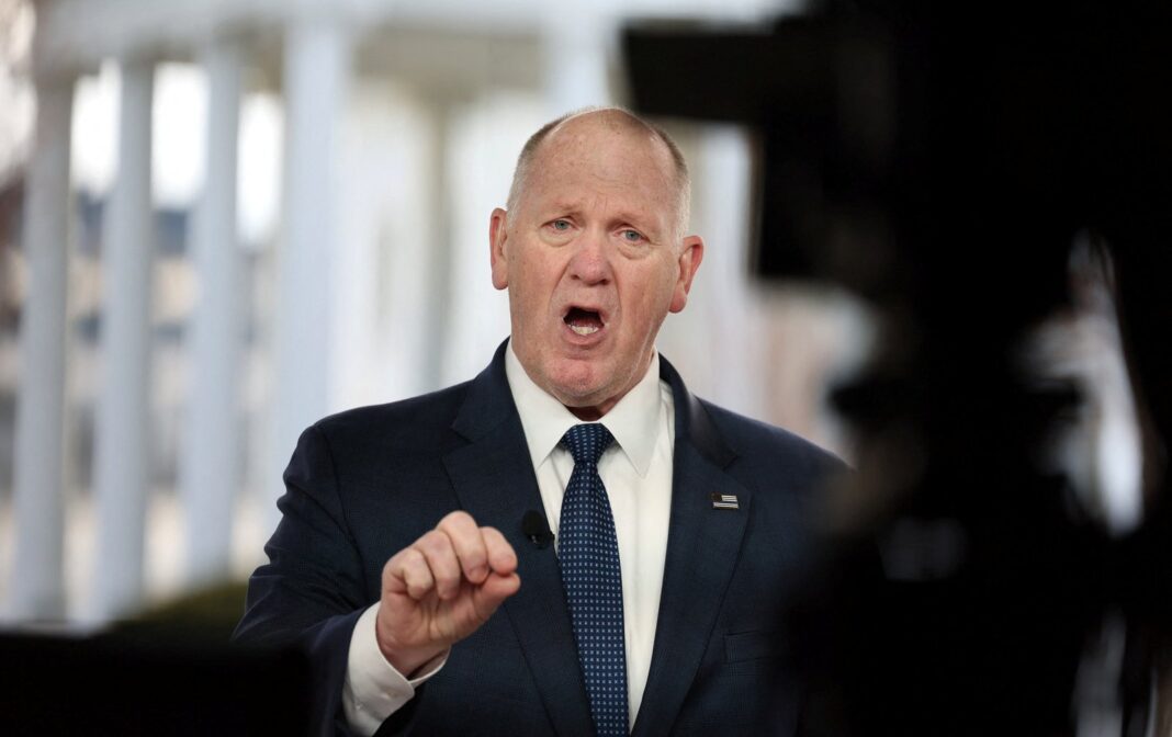 Tom Homan hablando ante periodistas en la Casa Blanca