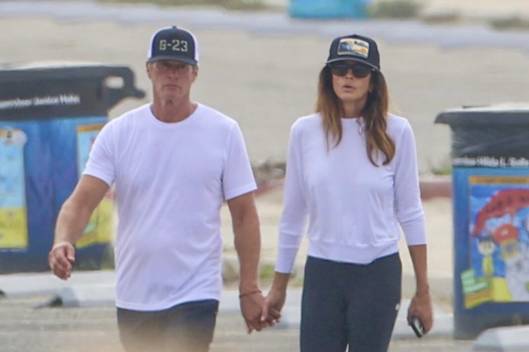 Cindy Crawford y Rande Gerber caminando por la playa Zuma en Malibú