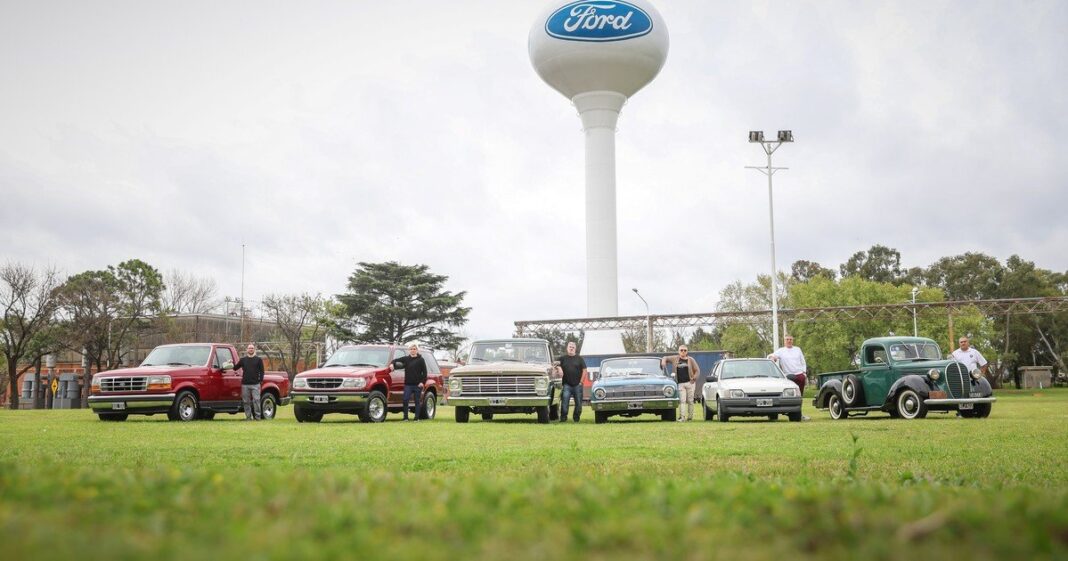 Exhibición de vehículos clásicos en la planta de Ford General Pacheco durante el 65º aniversario