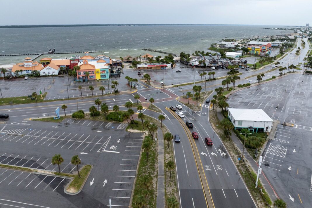 Vista aérea del paseo marítimo de Pensacola Beach mientras el huracán Isaias se desplazaba por el golfo de México