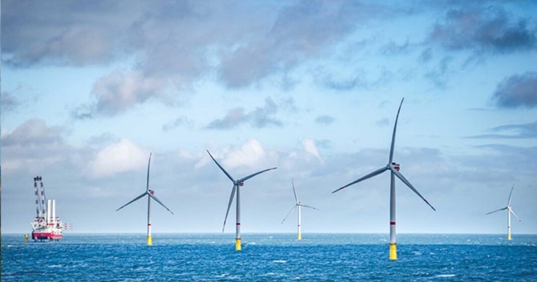 Pala de aerogenerador del parque eólico Vineyard Wind frente a las costas de Massachusetts