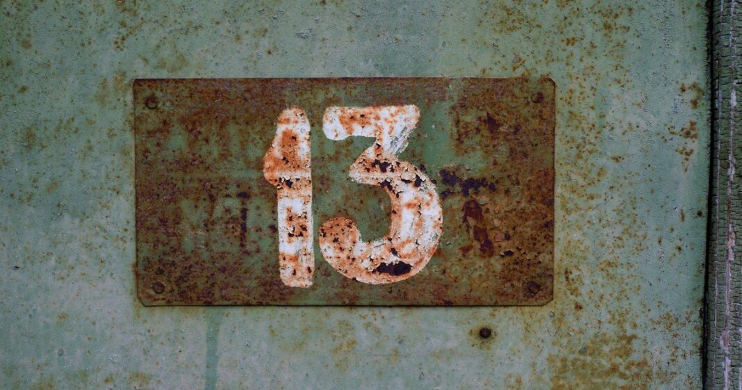 Calendario con el martes 13 marcado