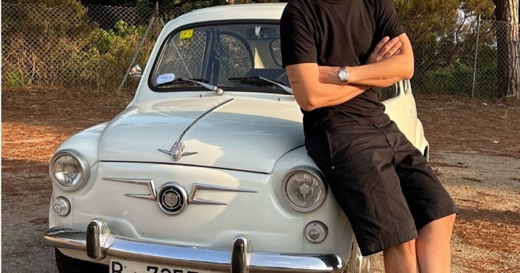 Raül Balam, chef del restaurante Moments, junto a un automóvil